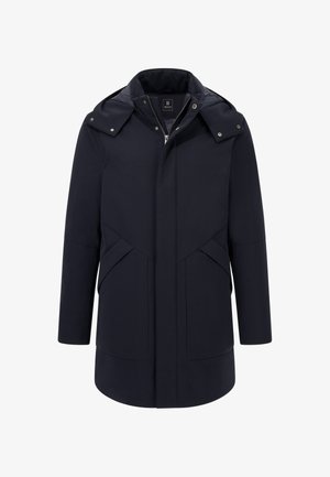 Tumši zils ūdensizturīgs mētelis ar rāvējslēdzēju, regulējamu kapuci un sānu kabatām. Iezīmē strukturētu dizainu un gludu tekstūru.