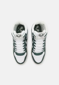 Sneakers typu high-top z białą bazą, ciemnozielonymi akcentami i perforowanymi detalami. Posiadają białe sznurówki i wyściełane wnętrze.