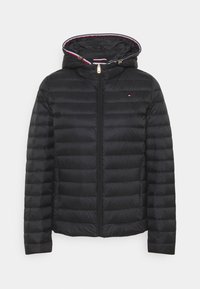 Giacca a vento nera con zip frontale, cappuccio e foderatura di colore contrastante, dotata di un piccolo logo sul lato sinistro del petto. Design a rombi testurizzati.