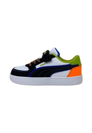 Sneaker con un design nero, bianco e blu. Presentano una fascia in Velcro, materiale sintetico testurizzato e un accento sul tallone di un brillante arancione e verde.