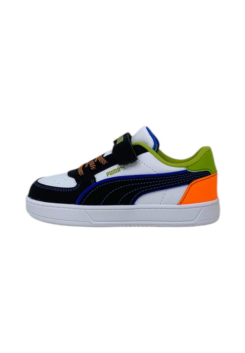 Zapatillas con un diseño en negro, blanco y azul. Cuentan con una banda de velcro, material sintético texturizado y un acento en el talón en color naranja brillante y verde.