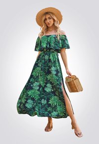 Vestido maxi off-the-shoulder con patrón de hojas tropicales verdes sobre un fondo oscuro, con una cintura elástica y una abertura alta en el muslo.