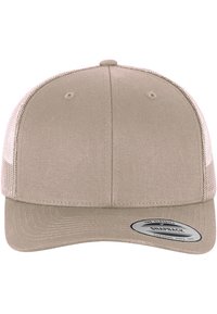 Cappello snapback beige con pannello frontale solido e retro in rete. Presenta una visiera curvata e un'etichetta rotonda sul davanti con i dettagli del marchio.