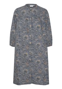 Blå klänning med paisleymönster, knäppning fram, lång ärm och krage. Tillverkad av ett tyg med mjuk struktur.