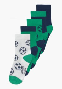 Cinq paires de chaussettes pour enfants de couleurs variées : blanches avec des ballons de soccer navy, vertes avec des accents navy, et navy unie. Mélange de coton, longueur mi-mollet.
