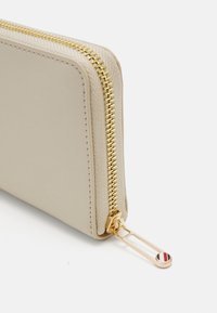 Tommy Hilfiger CHIC - Lommebok - classic beige