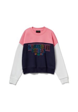 Bluza z okrągłym dekoltem, różowym górnym fragmentem, granatową klatką piersiową, białymi rękawami i kolorowym napisem "Stranger Things 1987" z przodu.