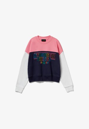 Bluza z okrągłym dekoltem, różowym górnym fragmentem, granatową klatką piersiową, białymi rękawami i kolorowym napisem "Stranger Things 1987" z przodu.