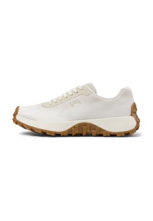 Nízký tenisky barvy off-white s texturovanou hnědou gumovou podrážkou, šněrováním vpředu a jemným logem na boku, zobrazené v profilovém pohledu.