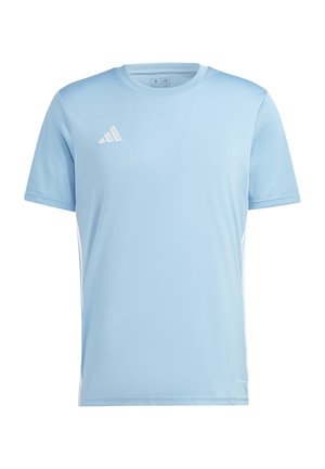 Jasnoniebieska sportowa koszulka z krótkim rękawem, teksturowanymi rękawami i małym białym logo Adidas na górnej lewej części klatki piersiowej.