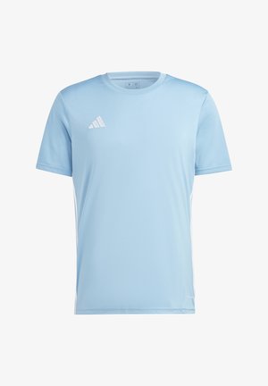 T-shirt de sport bleu clair à manches courtes avec des manches texturées et un petit logo Adidas blanc sur le haut gauche de la poitrine.