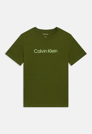 T-shirt olive à manches courtes et col rond avec "Calvin Klein" imprimé en vert clair centré sur le devant.