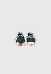 Grønne vævede sneakers med hvide accenter, lav profil, rund tå og hvid gummisål. Har branding på hælen.
