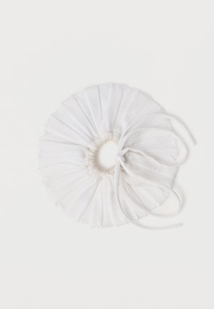 Fehér szövet hajgumi ráncolt mintával, középen állítható zsinórral megkötve. Sima felület, kör alakú.