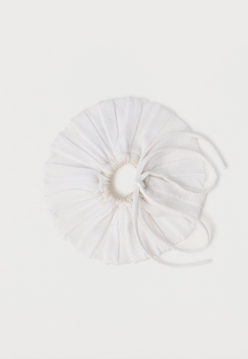 Λευκό υφασμάτινο scrunchie με ραμμένη σχεδίαση, δεμένο με ρυθμιζόμενο κορδόνι στο κέντρο. Λιτή υφή, κυκλικό σχήμα.