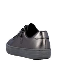 Sneaker nera metallizzata a collo basso con materiale testurizzato, chiusura con lacci, suola in gomma e dettaglio con marchio sul tallone. Lieve brillantezza.