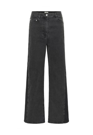 Jeans neri a gamba larga in denim, con vita alta, tasche frontali e chiusura a bottone. Texture liscia con minimalismo nei dettagli.