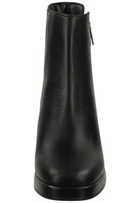 Botín negro de tobillo hecho de cuero suave con punta redondeada y diseño minimalista. Cuenta con una cremallera lateral para facilitar su uso.