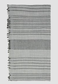 Écharpe tissée gris clair avec des rayures horizontales noires, présentant des motifs texturés et des bords en franges pour plus de détail. Matériau doux et léger.