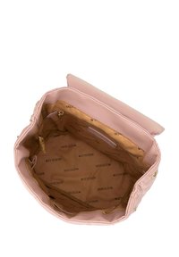 Bolso de piel rosa con un exterior liso y un interior forrado en beige. Presenta un logotipo de la marca en relieve en el forro y detalles en metal dorado.