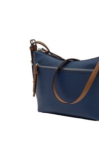 Niebieska skórzana torba o teksturowanym wykończeniu, z brązowym skórzanym paskiem, zamknięciem na zamek i srebrnymi elementami. Kompaktowy i kanciasty kształt.