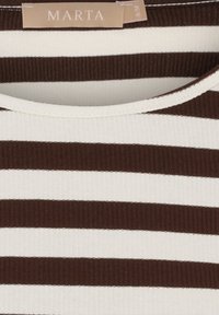 Brun og hvid stribet top med ribbet tekstur og rund halsudskæring. Mærket lyder "MARTA" ved skulderen. Materialet virker blødt.