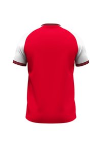 Maglietta sportiva rossa con maniche bianche e dettagli color marrone. Presenta un collo rotondo e maniche corte, realizzata in un tessuto liscio.
