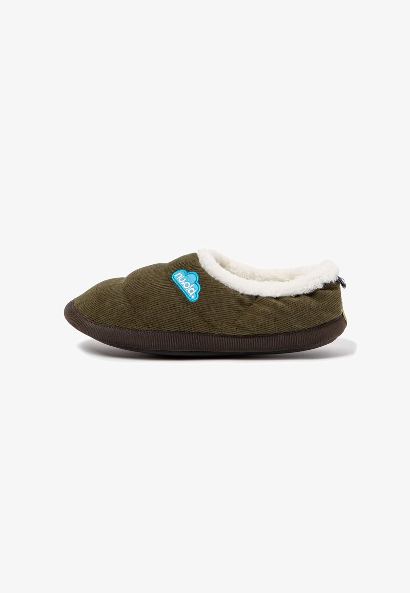 Zapatilla de terciopelo verde con un forro blanco de felpa, suela oscura y un logo de nube azul. Presenta una punta redondeada y un diseño de fácil colocación.