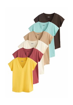 Seks ensfarvede V-hals T-shirts med korte ærmer i gul, rød, creme, tan, lyseblå og mørkebrun lagt overlappende på en hvid baggrund.