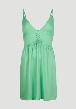 Robe verte à fines bretelles, décolleté en V, tissu texturé, avec des boutons décoratifs à l'avant. Design avec jupe évasée.