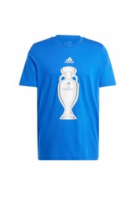 Camiseta de algodón azul con escote de cuello redondo. Presenta un gran gráfico blanco del trofeo de la UEFA en la parte frontal y un logo de Adidas en la parte superior del pecho.