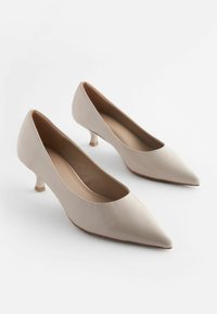 Next FOREVER COMFORT KITTEN HEEL COURT  REGULAR/WIDE FIT - Klasické lodičky na opätku - bone