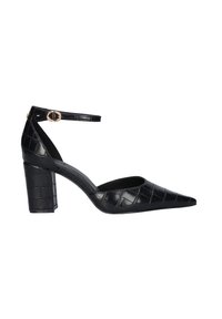 Zapatos de tacón negros de charol con punta afilada, textura de cocodrilo, tirante en el tobillo con hebilla dorada y un tacón grueso.