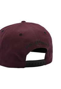 Bordeauxrotes Baseballcap mit schwarzem gesticktem "stay different" auf der Rückseite, mit strukturiertem Design und verstellbarem Plastikverschluss.