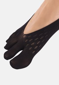 Schwarze Zehensocken mit offenem Design, ausgestattet mit einem Fischernetzmuster und Diamantmotiven. Das Material ist dehnbar und leicht.
