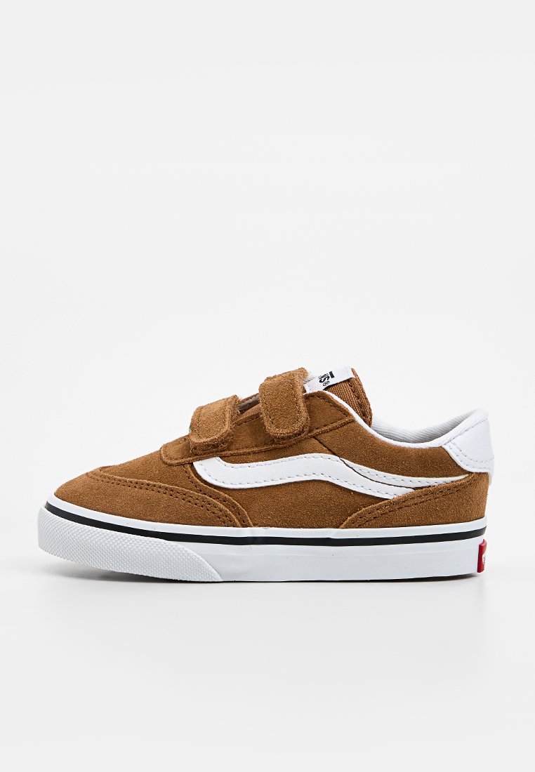 Baskets en daim marron avec accents blancs, dotées d'une fermeture Velcro et d'une semelle en caoutchouc noir avec un entrefer blanc et un logo rouge au niveau du talon.