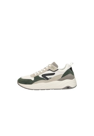 Witte, groene en beige lage sneaker met dikke zool, zwarte accenten aan de zijkant en vetersluiting.