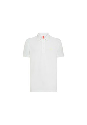 Polo bianco realizzato in cotone con una texture uniforme. Presenta un colletto standard, una chiusura a tre bottoni e dettagli in verde neon.