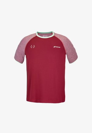 Rød atletisk t-shirt med korte ærmer, strukturerede grå accenter, en mintgrøn hals og et logo på brystet. Glat stoffinish.
