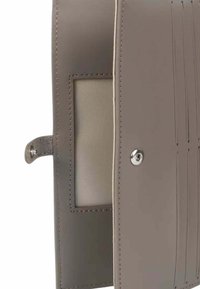 Portafoglio in pelle taupe aperto, con finestra per ID trasparente, più slot per carte, chiusura a bottone a pressione e dettagli cuciti.