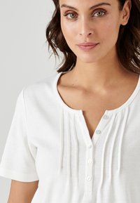 Damart COL TUNISIEN - Camiseta estampada - Off-White
