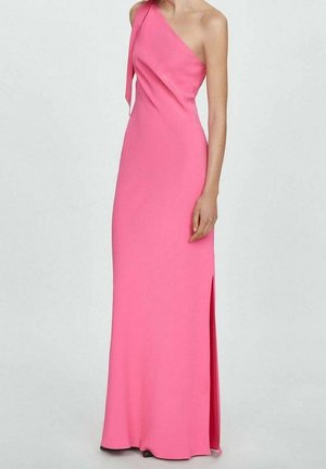Lyserød, asymmetrisk kjole med én skulder lavet af glat stof. Tætsiddende design med en sideslids, flydende skørt der rækker ned til gulvet.