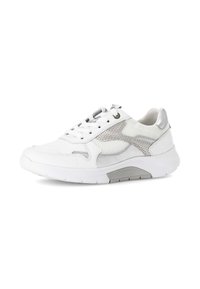 Witte sneaker met zilveren accenten, voorzien van een mix van gladde en textuurmaterialen, ronde neus en vetersluiting met een dikke zool.