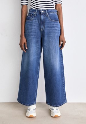 Vida vida blå denim jeans med hög midja, med knäppning, klassisk femfickdesign och en blekt tvätt.