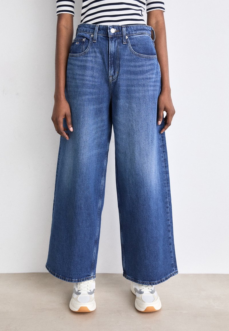 Vida vida blå denim jeans med hög midja, med knäppning, klassisk femfickdesign och en blekt tvätt.