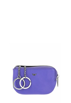 Kleine violette Leder-Münztasche mit silbernem Reißverschluss und zwei befestigten silbernen Schlüsselringen, die an einer kurzen Kette hängen.