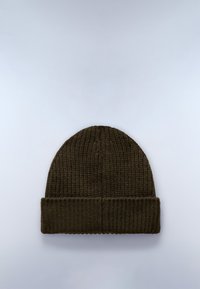 Stickad mössa i mörkbrun med en strukturerad, ribbad design och uppvikt kant, tillverkad av ett mjukt, varmt material.