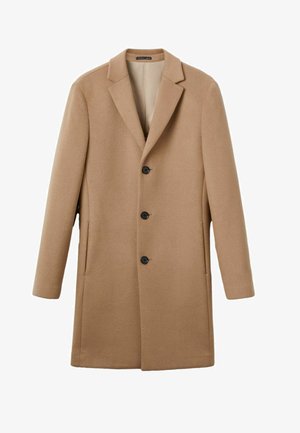 Cappotto di lana beige con colletto ad alette, monopetto, caratterizzato da quattro bottoni neri e tasche laterali, texture liscia e vestibilità sartoriale.