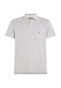 Polo shirt à manches courtes gris clair fabriqué en coton texturé, avec une patte de boutonnage à deux boutons et un petit logo brodé sur la poitrine gauche.