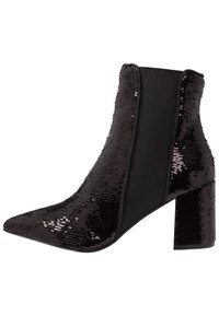 Stivaletto nero di paillettes con punta affilata, tomaia texture e pannelli laterali elastici. Il tacco grosso nero aggiunge supporto e stile.